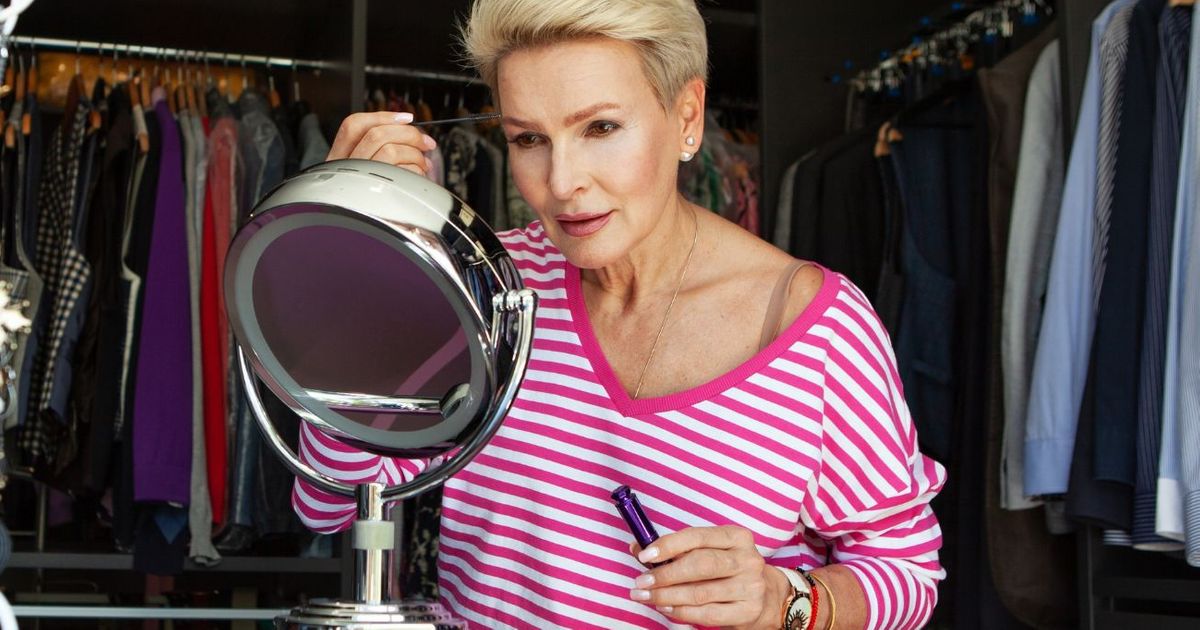 Sourcils fins et clairsemés : “Je suis maquilleur et ce produit oublié est le meilleur pour les maquiller après 50 ans”