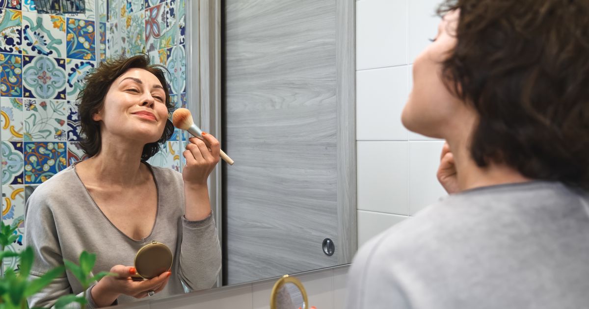 Fini le contouring, le « Blush Stacking » est la meilleure technique pour sculpter son visage après 50 ans