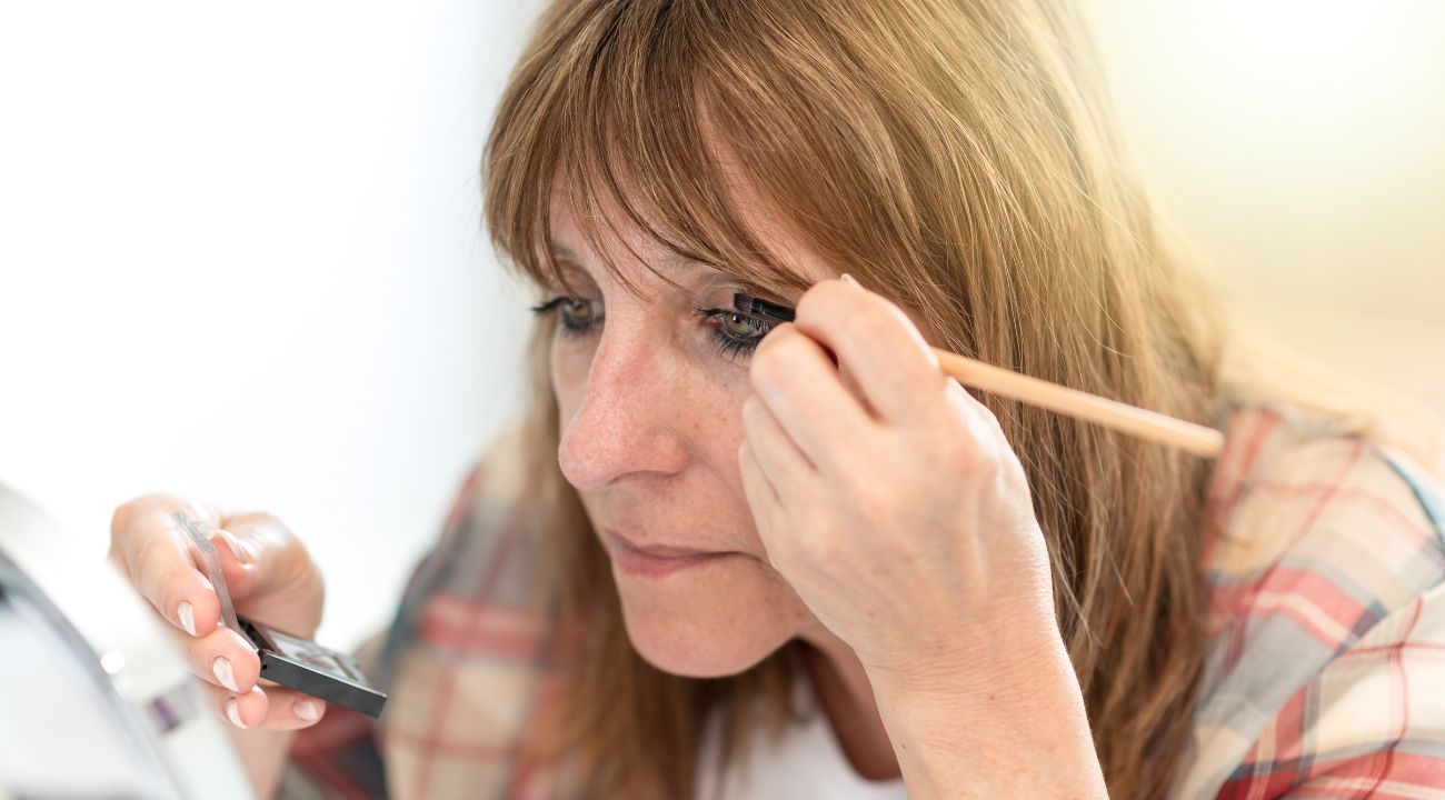MaquillagePaupières tombantes : fini les pires couleurs de fard à paupières, celles-ci vieillissent le regard après 50 ans
                Pourtant très appréciées pour se maquiller les yeux, ces couleurs d’ombre à paupières ne sont pas flatteuses avec des paupières …