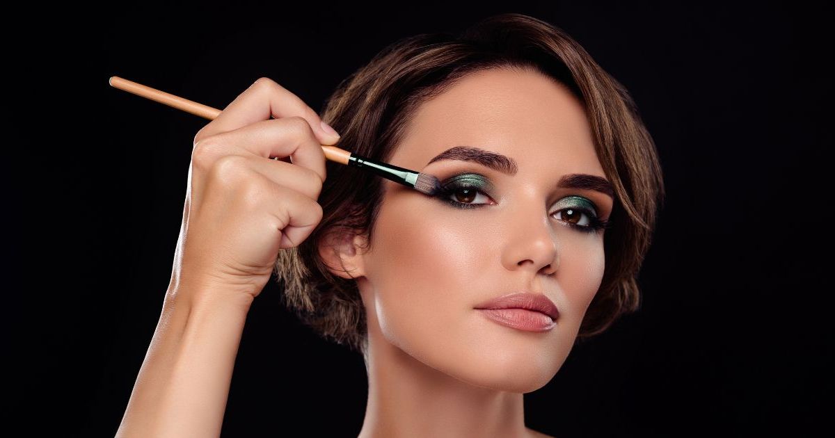 Paupières tombantes : cette astuce de Cristina Cordula pour faire un smokey eye qui illumine le regard