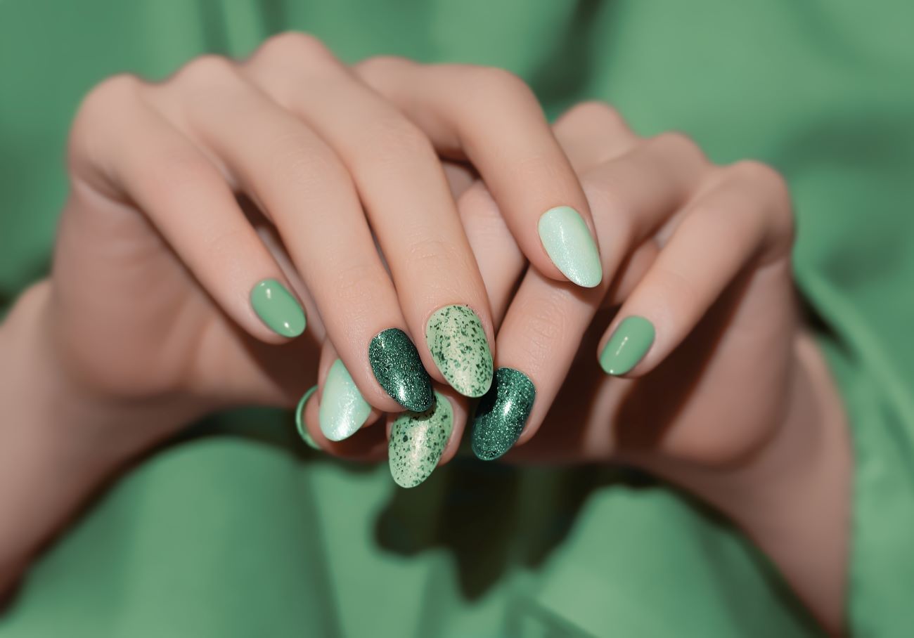 MaquillageOubliez les autres teintes pour vos ongles, la "green nail theory" envahit les tendances pour une raison particulière
                Si vous n’êtes pas fan des manucures discrètes, vous avez de la chance car ce sont plutôt les manucures fantaisie …