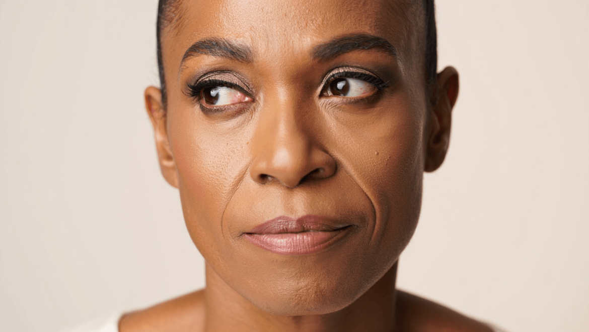 Paupières tombantes après 50 ans
: exit la virgule graphique, le “blurred eyeliner” lifte bien mieux
le regard
