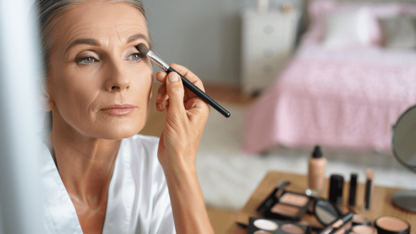 Paupières tombantes après 50 ans
: l’astuce de cette dermatologue "peut totalement transformer le
regard"
