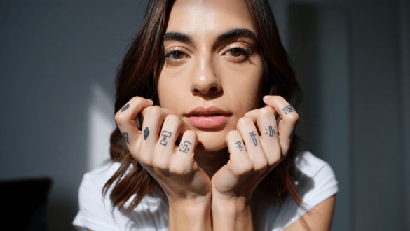 PHOTOS. Tatouage sur les doigts
: 25 idées de petits tattoo faciles à porter
