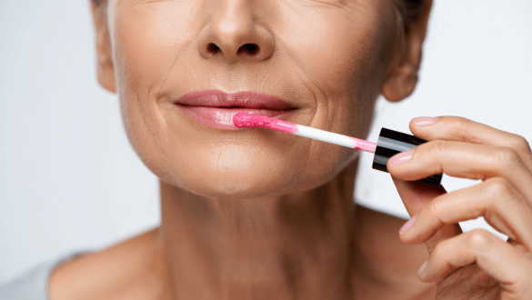 Lèvres fines après 50 ans :
voici les gloss repulpants les plus recherchés selon une étude
(effet “injection”)
