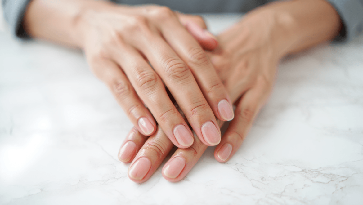 Plus moderne que les ongles
nude, la manucure blurred est la tendance qui remplace les ongles
en gel ce printemps 2026
