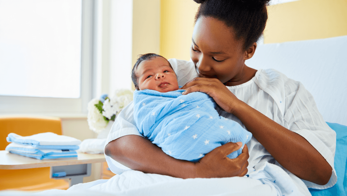 Comment bien choisir la première tenue de bébé selon la saison ?