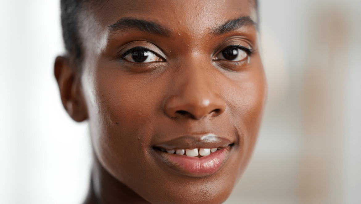 Avec +870 % de recherches, le
maquillage “cloud skin” s’impose comme la tendance parfaite après
50 ans
