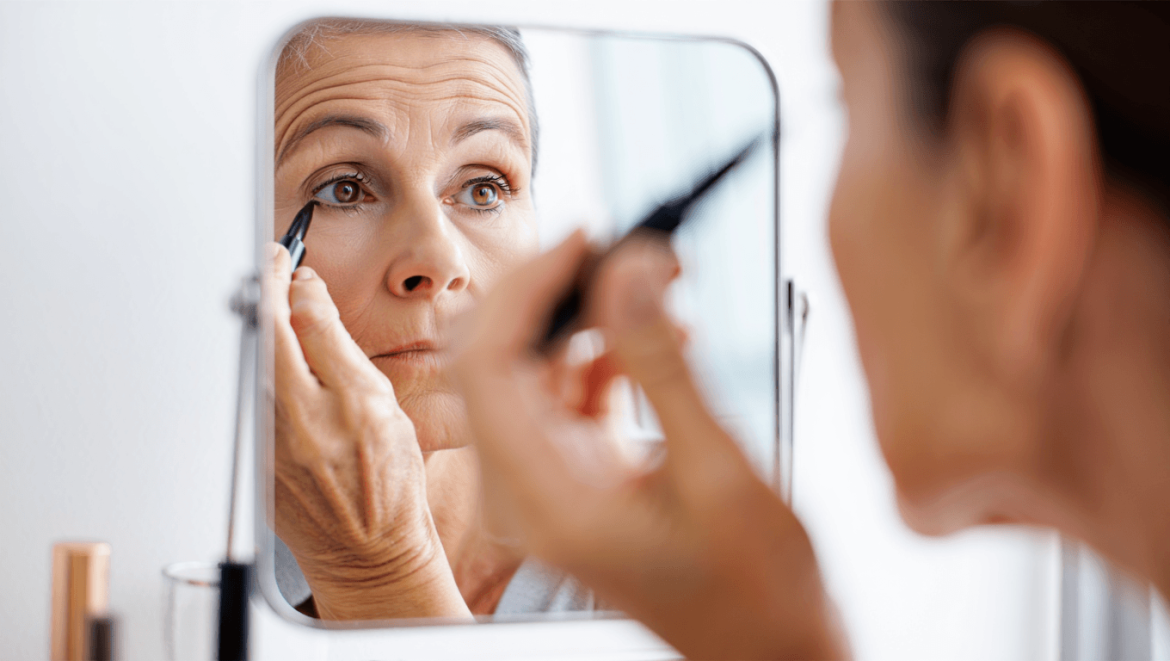 Paupières tombantes : fini
l’eyeliner, voici le meilleur produit pour "agrandir le regard
après 50 ans" selon une maquilleuse
