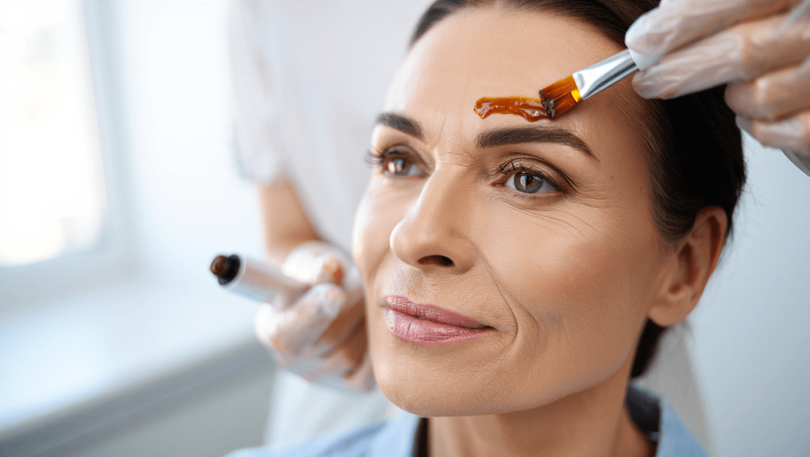 Sourcils fins après 50 ans :
l’effet “brow glaze” va lifter et rajeunir votre regard cet
été
