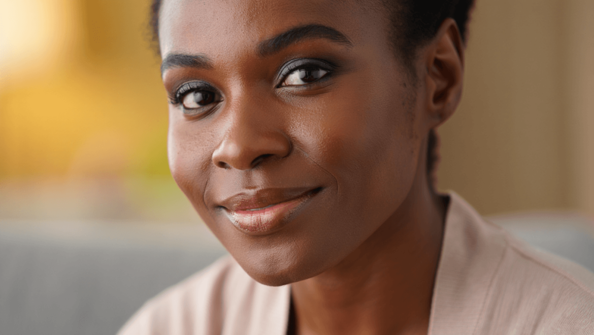 J'ai plus de 50 ans mais j'en
parais 10 de moins sans avoir jamais fait de botox grâce à ce
secret de maquilleur
