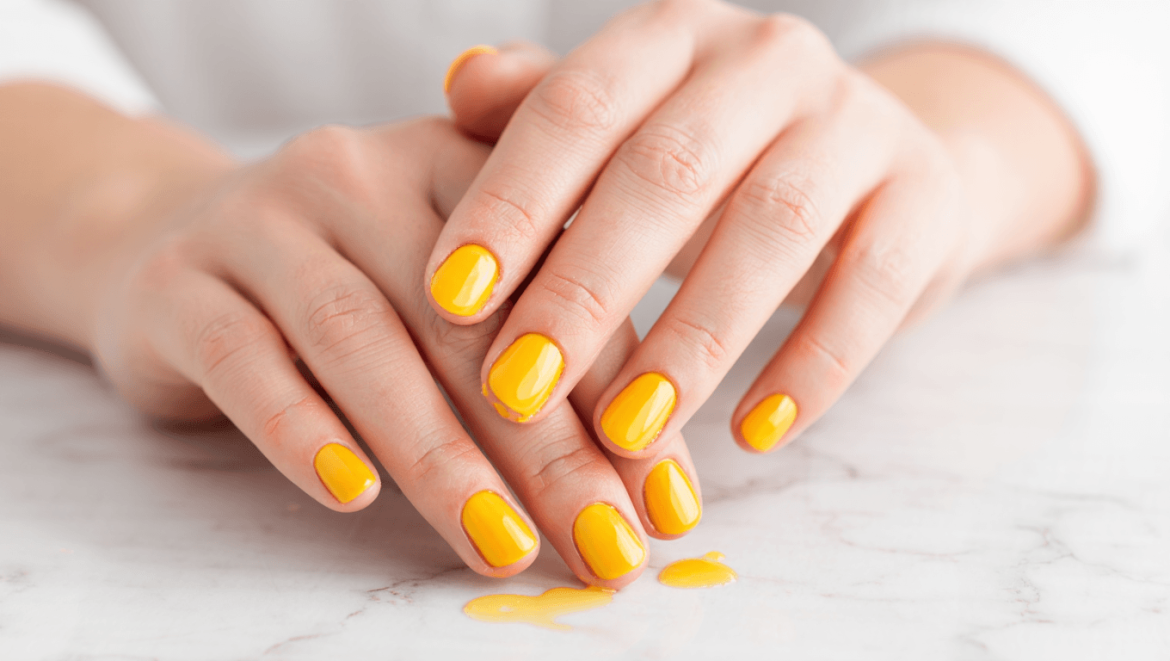 Adieu la french manucure, les
ongles “butter yellow” vont sublimer vos mains cet été selon une
experte
