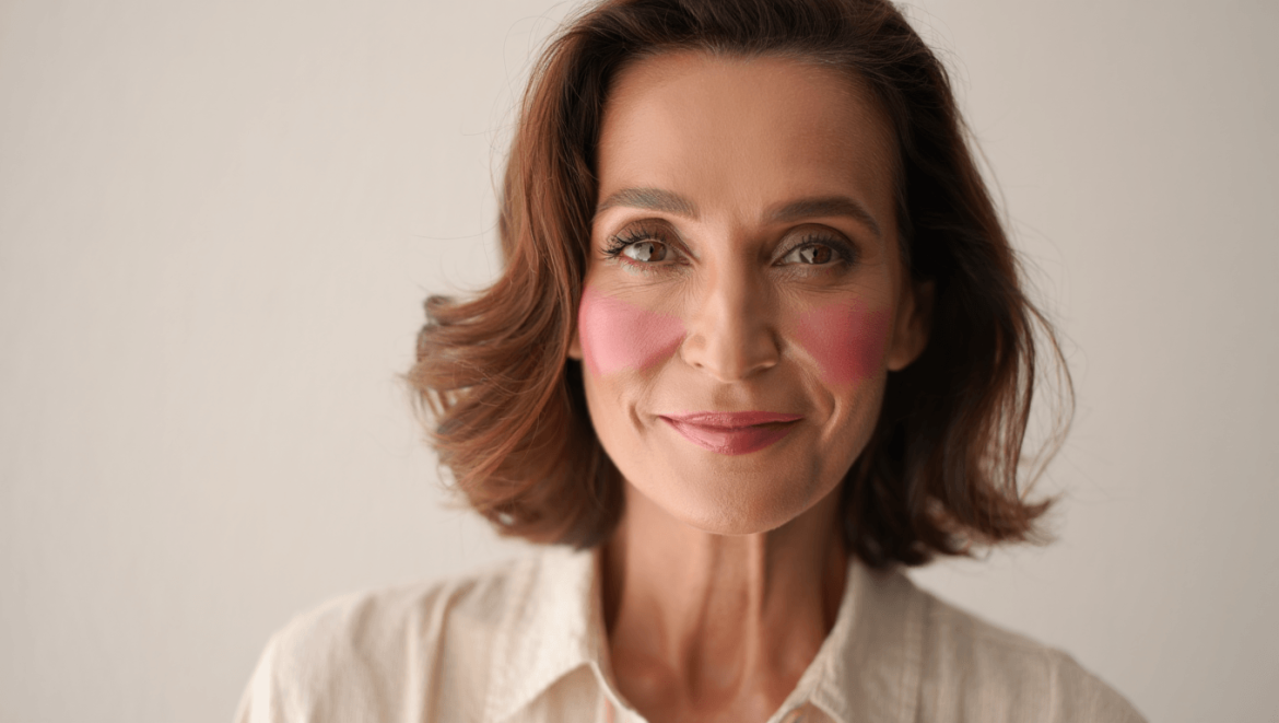 Exit le bronzer, le “Brontë
blush” est la tendance maquillage du printemps qui rajeunit le plus
le visage
