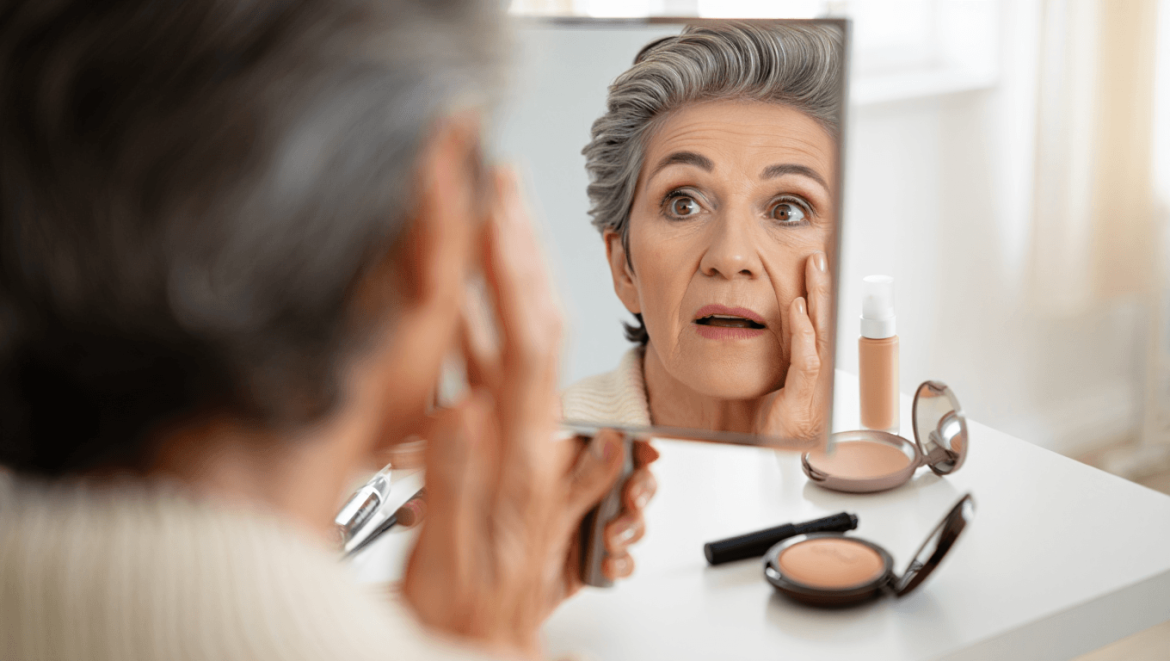 Maquillage après 60 ans : cette
erreur fréquente "vieillit le visage et accentue les rides" selon
une experte

