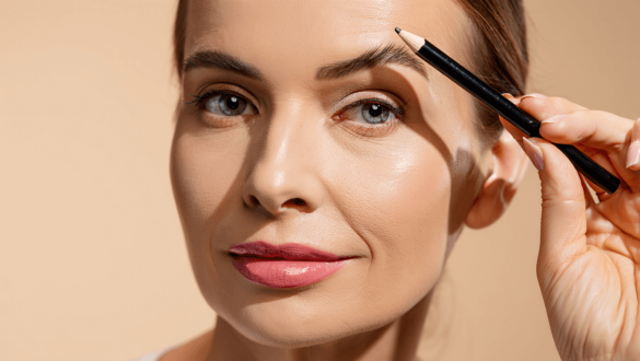 Sourcils fins après 50 ans :
cette couleur de crayon est la meilleure pour les maquiller selon
une experte
