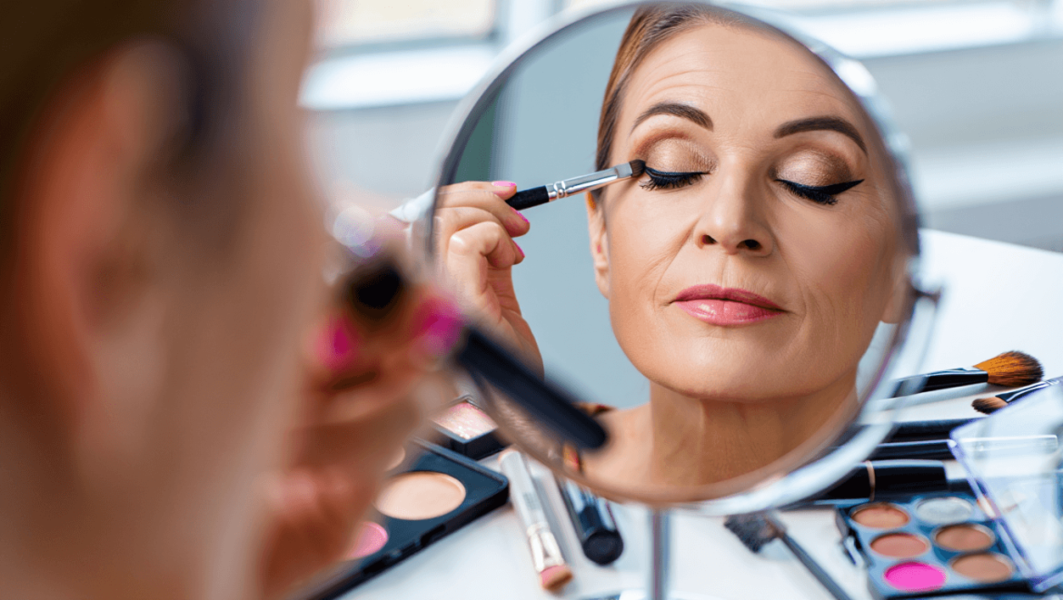 Paupières tombantes après 50 ans
: fini l'eyeliner, le "cat eye" est le meilleur maquillage pour
lifter le regard
