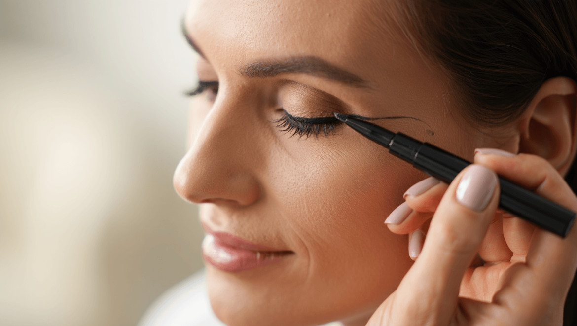 Paupières tombantes après 50 ans
: fini le crayon, le “floating eyeliner” lifte vraiment le
regard
