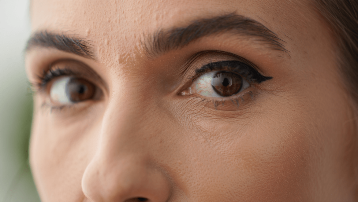 Paupières tombantes après 50 ans
: cette technique de half eyeliner lifte le regard bien mieux qu'un
crayon
