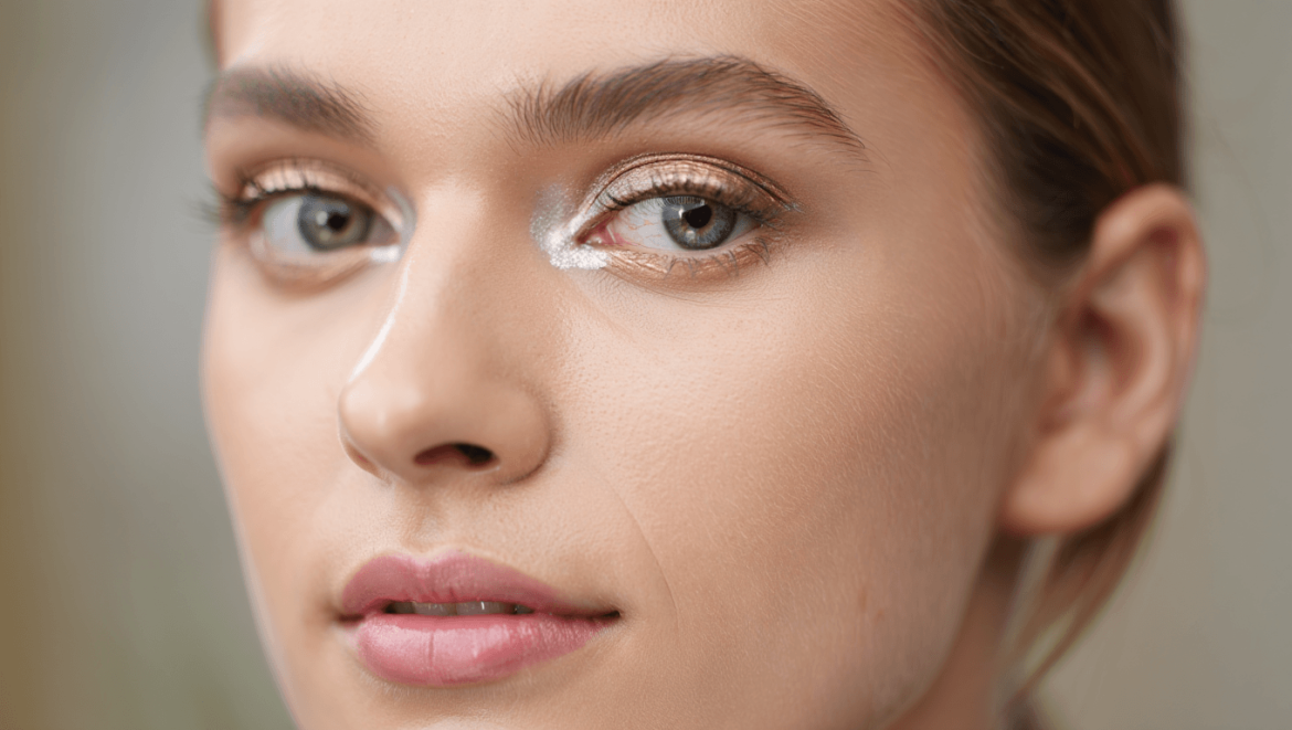 Paupières tombantes : fini l'eyeliner, le “spotlight eye” est le
meilleur make up liftant selon une experte