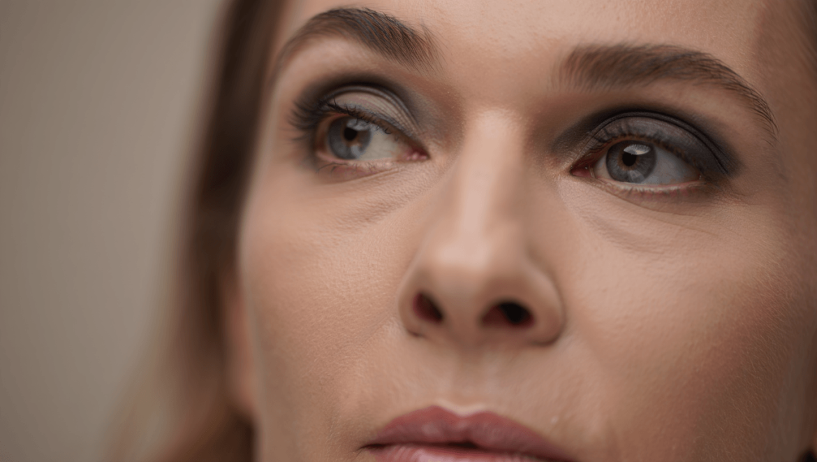 Paupières tombantes : fini
l’eyeliner, la technique du “smudged liner” est bien meilleure pour
lifter le regard
