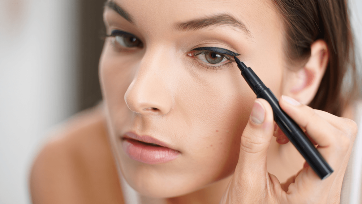 Paupières tombantes : l’eyeliner “pichenette” est l’astuce la plus
simple pour lifter le regard en quelques secondes