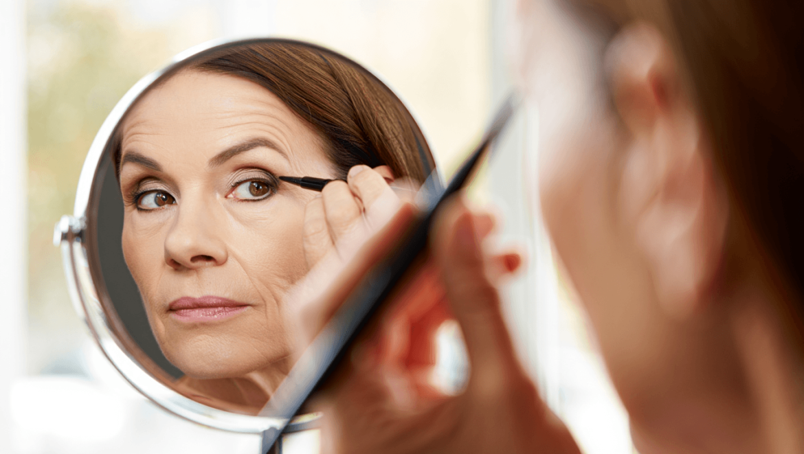 Paupières tombantes après 50 ans
: fini le crayon pour les yeux, l’eyeliner inversé est le
maquillage idéal pour lifter le regard
