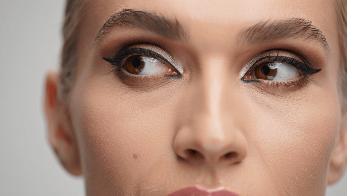 Paupières tombantes après 50 ans
: fini l’eye-liner, le “fox eye” est le maquillage liftant idéal
selon un pro
