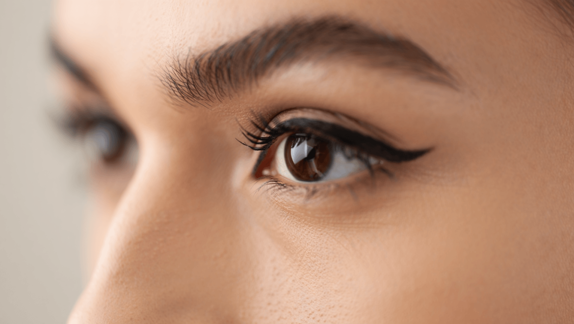 Paupières tombantes : fini le
crayon, le “french eye” est le meilleur make-up pour lifter le
regard
