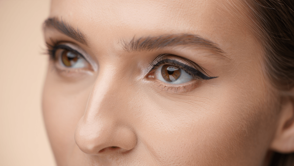 Paupières tombantes : fini le
crayon, le “lifted liner” est le maquillage liftant le plus
efficace après 50 ans
