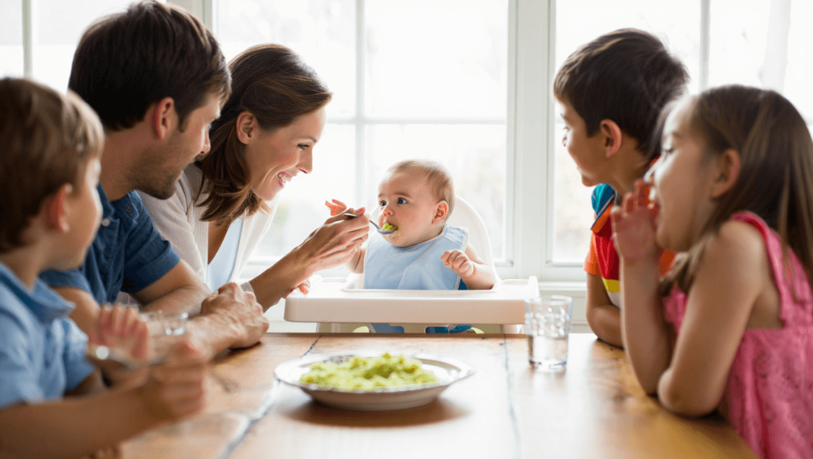 Partager les repas en famille : un rituel précieux pour le développement de bébé
