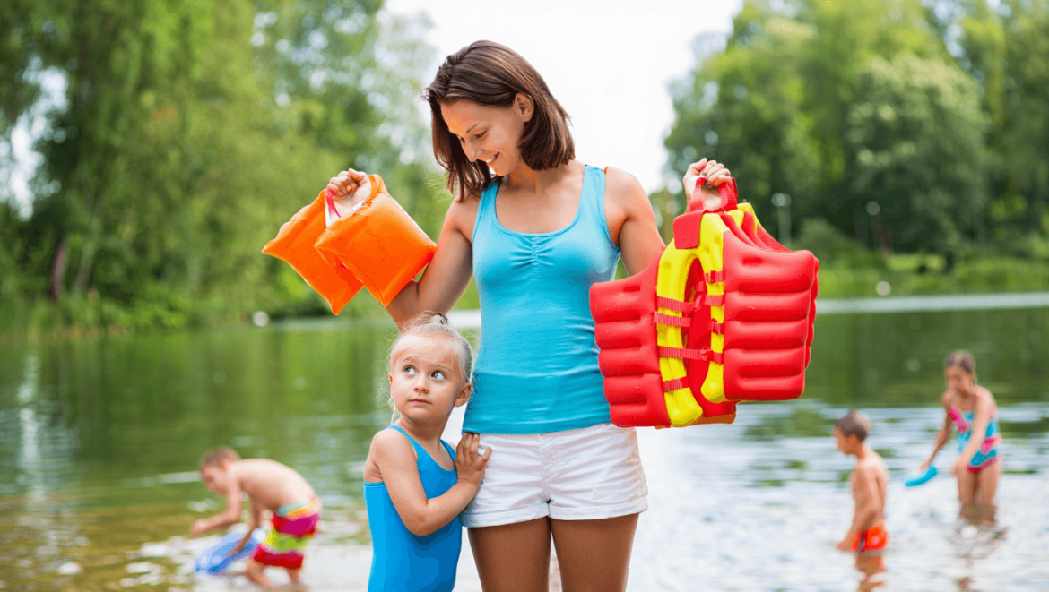 Brassards ou gilet de nage : lequel choisir pour votre enfant ?