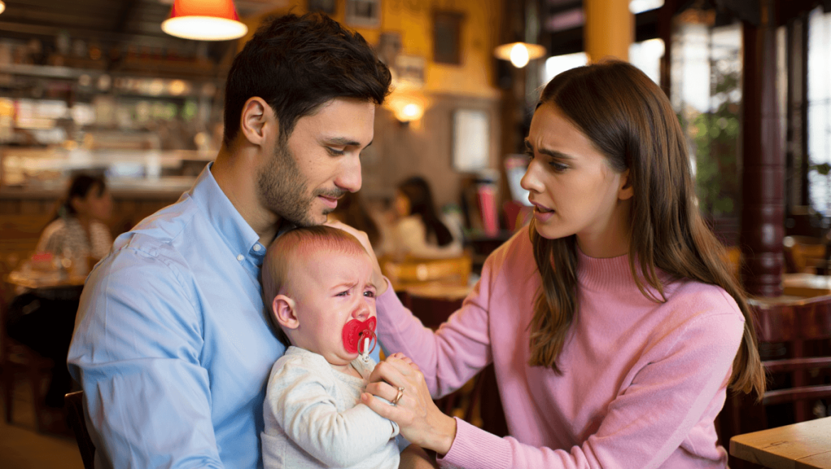 Sortir avec bébé au restaurant, quoi prévoir et comment l’occuper ?