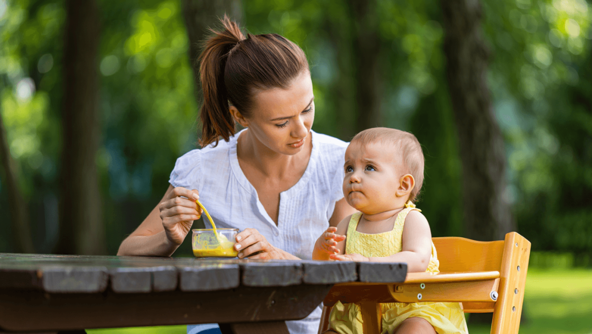 Gérer les repas de bébé en vacances, nos conseils et astuces